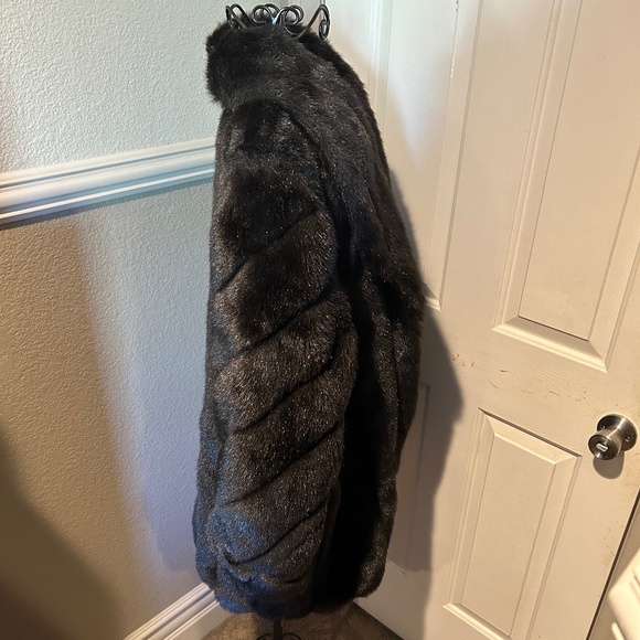 Made in USA Black Faux Fur Coat Deep Brown Highlights Size L Gorgeous Detail - Picture 7 of 10